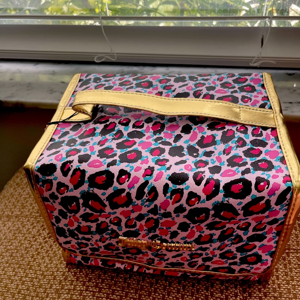 Juicy couture makeup bag.bnwt